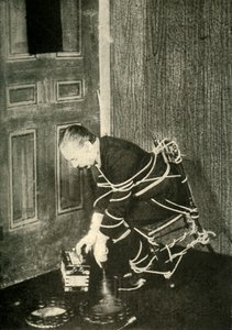 约翰·内维尔·马斯克莱恩（John Nevil Maskelyne）表演了精神内阁错觉，c1910。 作者 不明