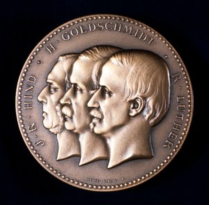 约翰·拉塞尔·辛德（John Russell Hind），赫尔曼·戈德施密特（Hermann Goldschmidt）和罗伯特·路德（Robert Luther），天文学家，摄于c1900年 作者 不明