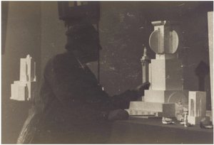 卡齐米尔·马列维奇（Kazimir Malevich）在他的工作室 作者 不明