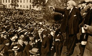 1943年8月2日，基尔·哈迪（Keir Hardie）在伦敦特拉法加广场（Trafalgar Square）演讲，1934年8月2日。 作者 不明