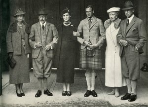 1934年，1951年在巴尔莫勒尔（Balmoral）乔治五世国王，玛丽皇后，乔治王子，玛丽娜公主... 作者 不明