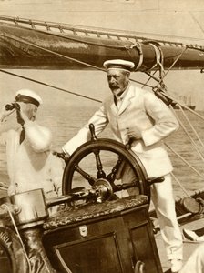 乔治五世国王在1924年1935年考斯赛船会期间，乘坐不列颠尼亚号游艇航行。 作者 不明