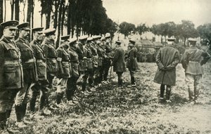 乔治五世国王（King George V）在1915年第一次世界大战（c1920）的前线访问盟军。 作者 不明