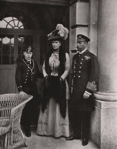 1910年5月，乔治国王和玛丽皇后及其儿子爱德华王子。 作者 不明