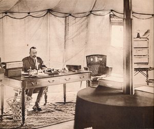 乔治国王和他的宠物鹦鹉，1936年。 作者 不明