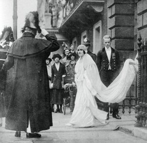 1937年4月26日，伊丽莎白·鲍伊斯·里昂夫人在威斯敏斯特大教堂结婚的路上 作者 不明