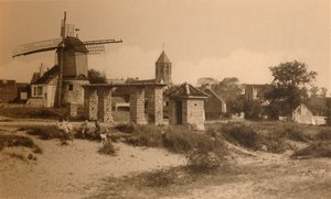 老磨坊和教堂，老风车和教堂，c1900。 作者 不明