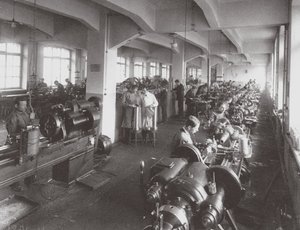 1916年在彼得斯堡光学机械协会的工厂进行镜片加工 作者 不明
