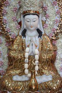 梁山佛教寺庙。观音菩萨雕像。新加坡 作者 不明