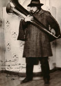 俄罗斯作家列昂尼德·安德烈耶夫（Leonid Andreyev），玩乐器，c1900年 作者 不明