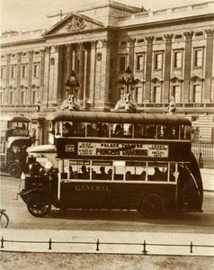 伦敦的新全天候公交车，1927年，1935年。 作者 不明
