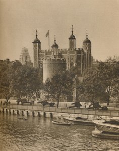 伦敦塔桥上最古老和最新的公共建筑，建于1935年。 作者 不明