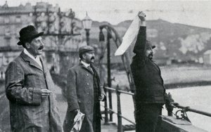 1909年7月25日，路易斯·布雷奥（LouisBlériot）在多佛（Dover）的码头上飞越英吉利海峡后 作者 不明