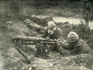 机枪手在行动中戴防毒帽，1919年。 作者 不明
