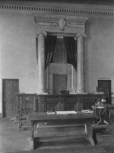 1924年，纽约市第三区法院审判室裁判官席 作者 不明
