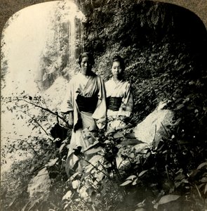 朝阳之地的少女，在Kogijoku瀑布下……，摄于1900年。 。 作者 不明