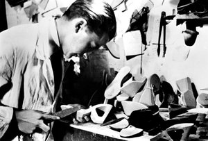 1941年2月，德国占领巴黎，制作木制鞋底 作者 不明
