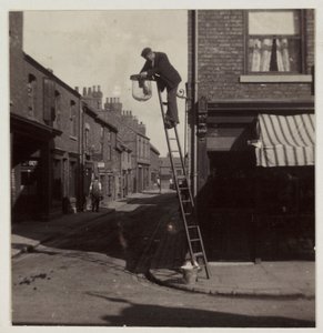 清洁煤气路灯的人，c 1905 作者 不明
