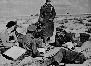 地图和计划散布在沙滩上，1942年至1944年 作者 不明