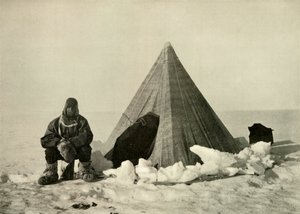 1909年，在营地的帐篷外面的马歇尔，约1909年。 作者 不明