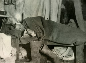 1909年，马斯顿躺在床上，1909年。 作者 不明