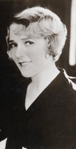 玛丽·皮克福德（Mary Pickford）和妮·格拉迪斯（Mary Smith），1893年至1979年，加拿大裔美国女演员，摄于1929年 作者 不明