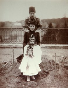 1880年代，俄罗斯波雷切耶的Fyodor Uvarov公爵的家人在其乡村庄园 作者 不明