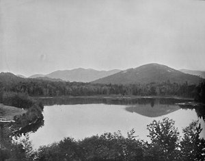 镜湖，纽约阿地伦达山脉，约1897年。 作者 不明