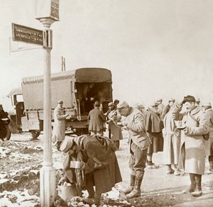 法国北部凡尔登神圣道路上的移动厨房，c1914-c1918。 作者 不明