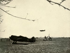 1939年至1940年（1941年），在法国法西斯·柯蒂斯·霍克和飓风的瓦辛库尔机场的Morane 406。 作者 不明