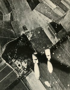 1939年至1940年，1941年，更多的英国炸弹袭击了敌人的机场。 作者 不明