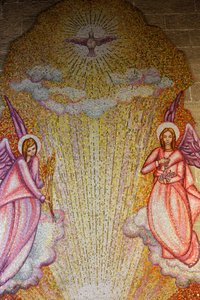 Mosaic in Sacro Cuore di Gesu church : angels and holy ghost, Gallipoli, Italie 作者 不明