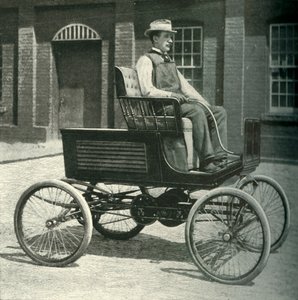 装有新蓄电池的汽车，1902年。 作者 不明