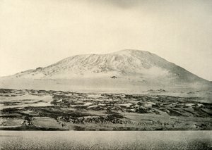 埃雷布斯山（Mount Erebus）...左边的旧火山口，c1908，1909年。 作者 不明