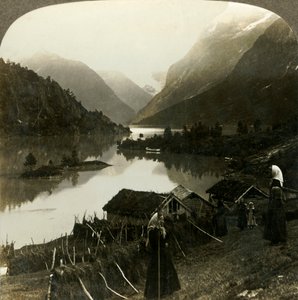 建于挪威塞滕农场的山壁上的Loen湖，无与伦比，富丽堂皇，建于1905年。 作者 不明