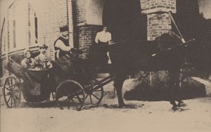 Moura Budberg和她的第一任丈夫von Benckendorf在爱沙尼亚庄园的马车上，1912年 作者 不明