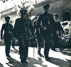 丘吉尔先生于1943年12月1日访问波斯德黑兰。 作者 不明