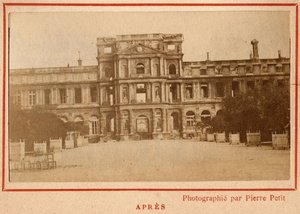 巴黎市政府（1871 年）：1871 年 5 月火灾后巴黎杜乐丽宫的景色。Pierre Pepetit 的照片。 打印在纸板上，昏暗。 9x5,4 厘米 作者 不明