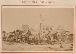 巴黎市政府（1871 年）：1871 年 5 月在巴黎的 Point-du-Jour 区看到的废墟。Pierre Pepetit 的照片。 打印在纸板上，昏暗。 9x5,4 厘米 作者 不明