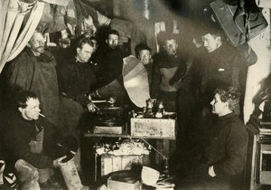 小屋里的音乐，c1908，1909年。 作者 不明