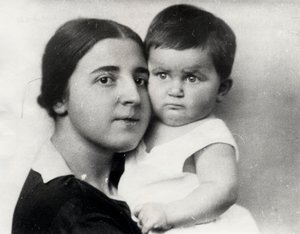 约瑟夫·斯大林的第二任妻子Nadezhda Alliluyeva和他们的女儿Svetlana Alliluyeva，1927年 作者 不明