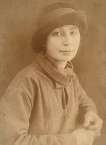 娜塔莉亚-谢尔盖耶夫娜-冈察洛娃1881-1962年在巴黎，1917年。 作者 不明