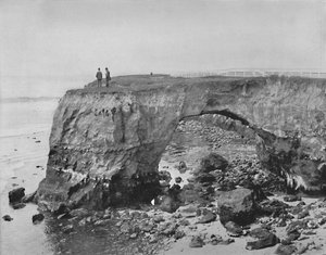 在海岸的自然桥梁在圣克鲁斯，加利福尼亚，c1897附近。 作者 不明