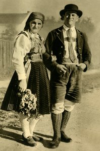 身着传统服装的新婚夫妇，奥地利克恩顿州，摄于1935年。 作者 不明