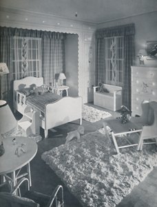 W.＆J. Sloane的托儿所，配有米色家具和蓬松的白色地毯，表面涂有蓝色油漆 作者 不明