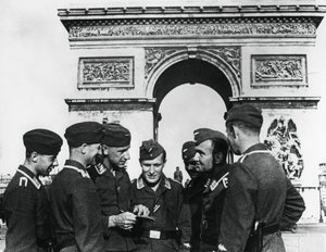 1940年6月，在巴黎凯旋门占领德国军队 作者 不明