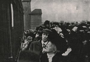 1910年5月，在白金汉宫外发布了爱德华七世国王去世的官方通知。 作者 不明