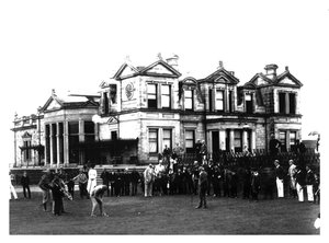1900年，苏格兰圣安德鲁斯老球场俱乐部外的老汤姆·莫里斯 作者 不明