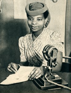 尼日利亚Abeokuta的Alake的女儿Omoba Adenrele Ademola称1942年为西非。 作者 不明