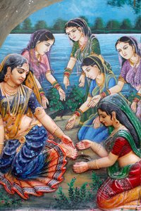 One day when Radha was walking to meet Krishna, she stepped on the thick bark of a ripe tamarind fruit and it cut her foot. This made her delay in meeting Krishna; therefore she cursed the tree that its fruits would not ripen. Vrindavan Inde 作者 不明